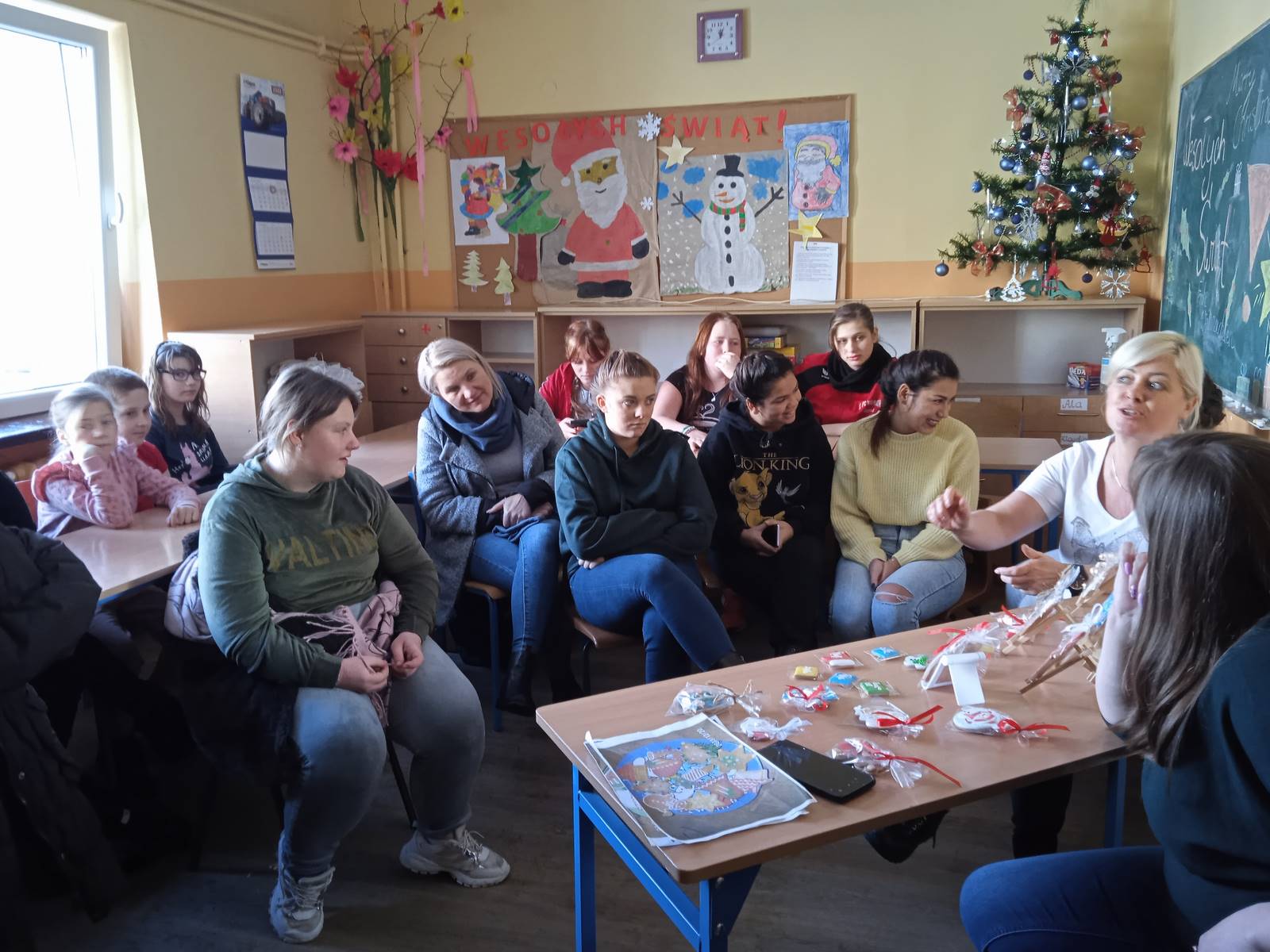 Praca zespołowa podczas zajęć - pieczenie piernik&oacute;w w SOSW Grodk&oacute;w 2022